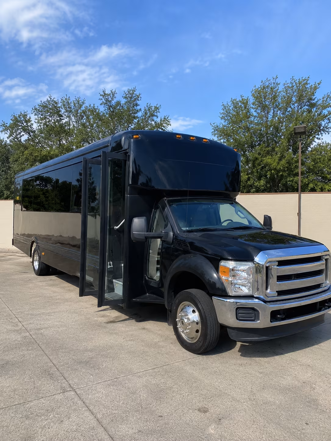 paramount 20 passenger party bus