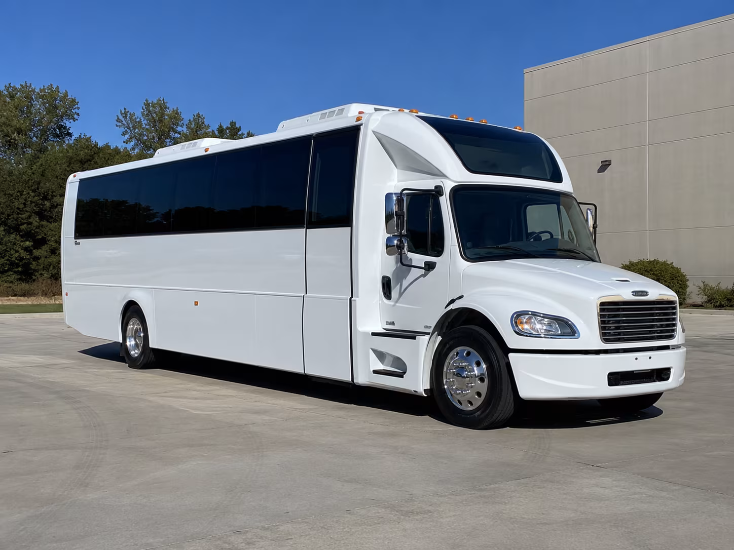 paramount 28 passenger party bus